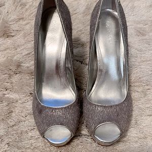 CALVIN KLEIN SILVER PEEP TOE PUMPS SZ 6